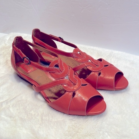 Clarks Artisian Sandals NWOT Size 8.5 - Picture 1 of 13